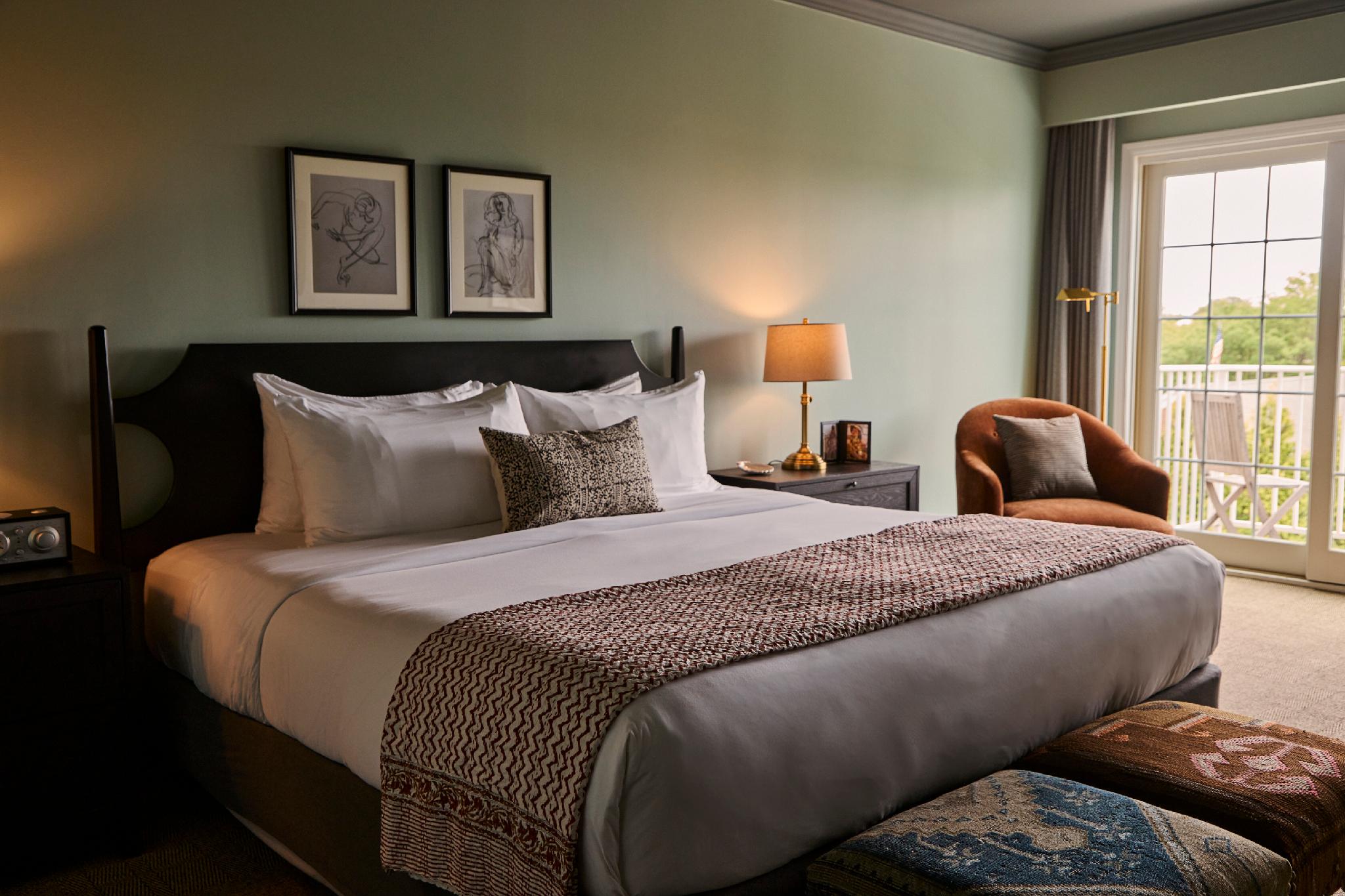 Room, King Bed, 2 Queen Beds, Partial Harbour View, Balcony