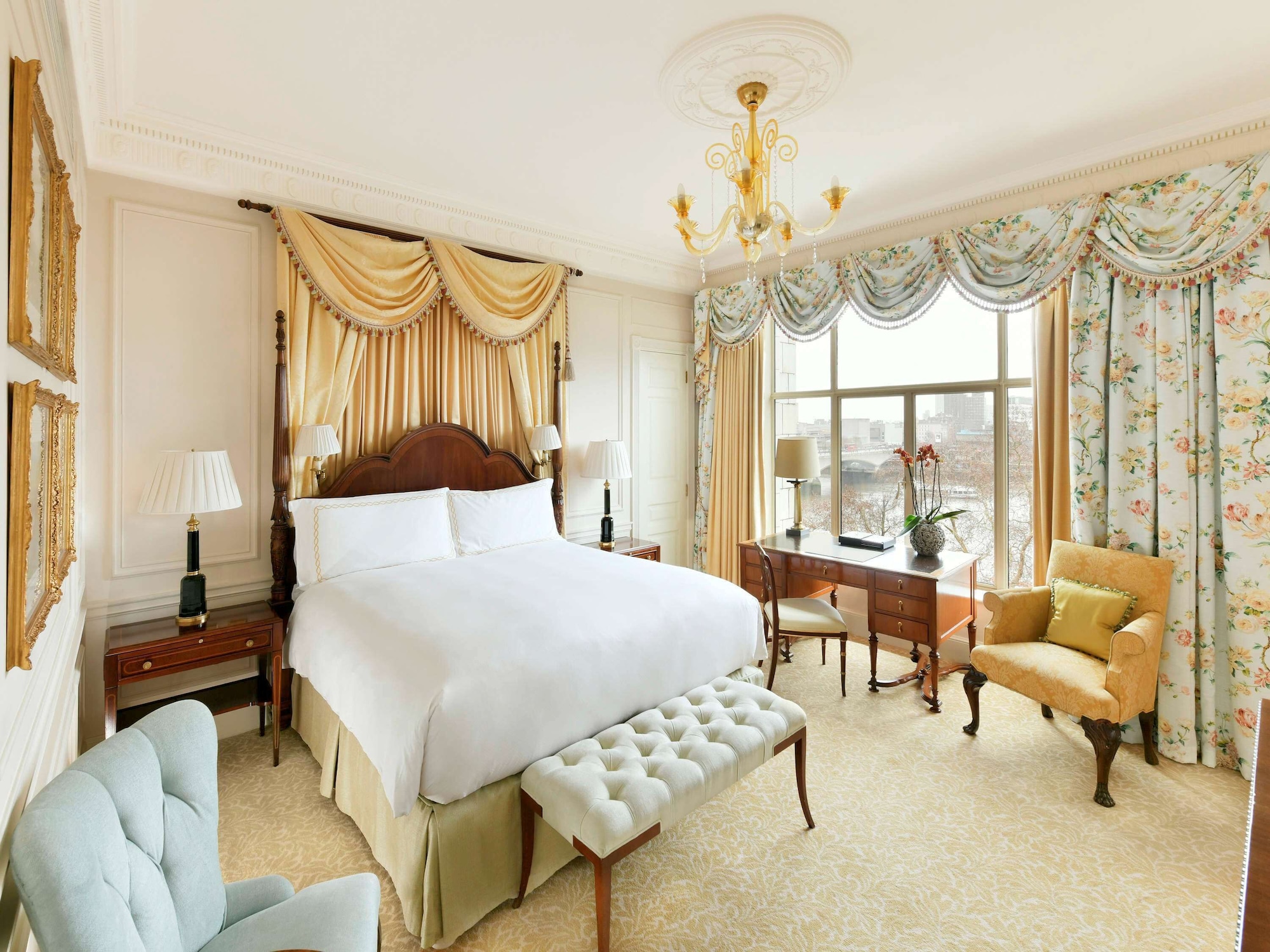 جناح جونيور بسرير كينج بإطلالة على النهر، The Savoy Hotel 4/10