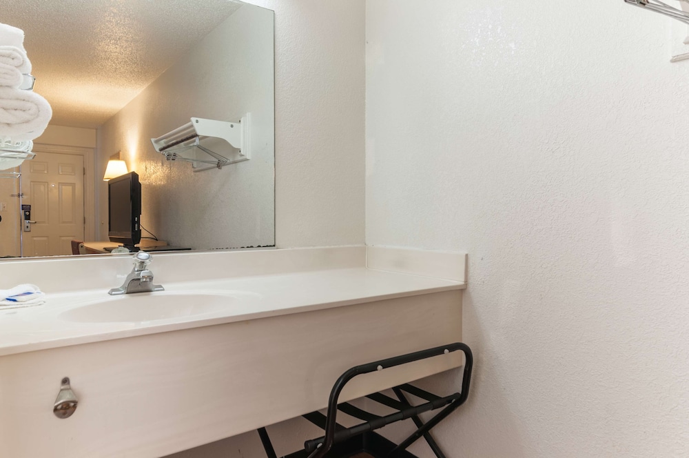 جناح ديلوكس بسرير كينج بجاكوزي، Motel6 Farmington Hills, MI - Northwest - Farmington Hills 10/10