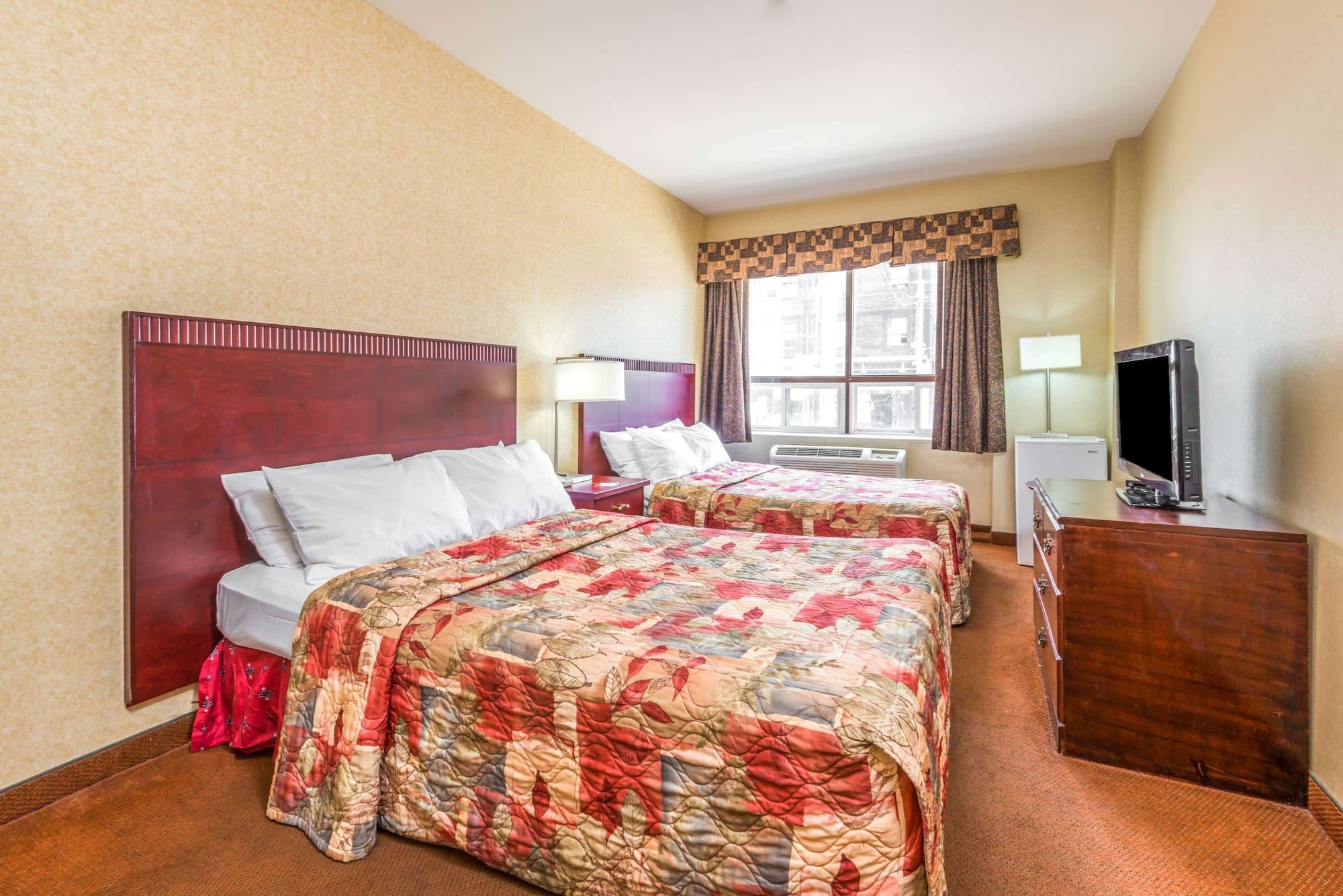 Room at Howard Johnson by Wyndham Toronto Downtown West, TORONTO
