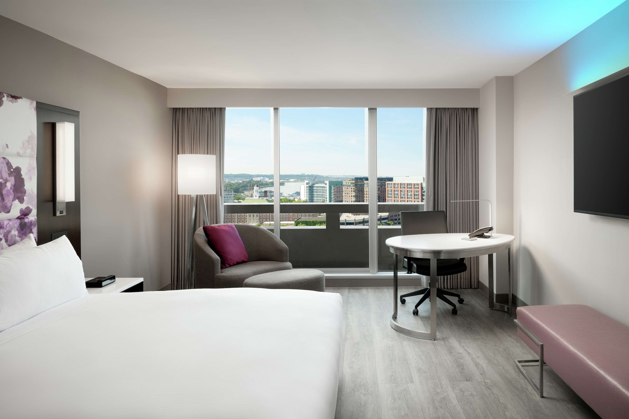 DELUXE, KING BED