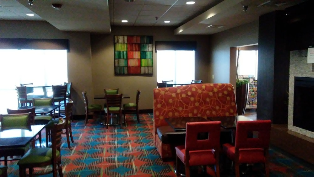 Holiday Inn Express and Suites - Junction City, Kansas 25/35