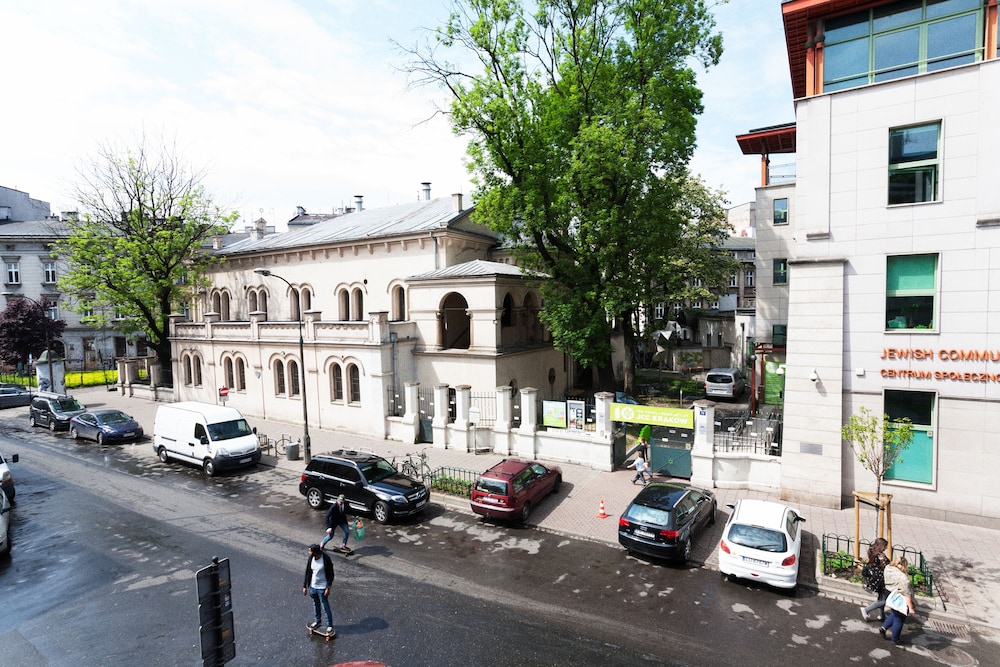 Faust And Mona Lisa Apartments 38/50