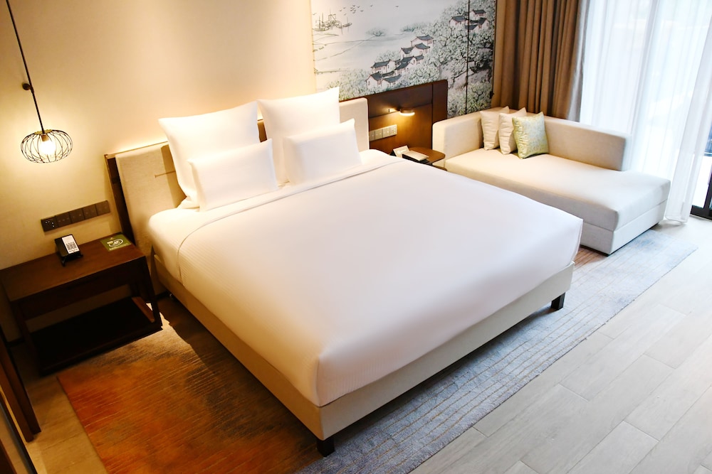 Deluxe, King Bed, Lake View, Balcony