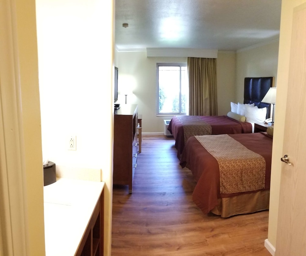 Best Western Plus Northwoods Inn 32/80