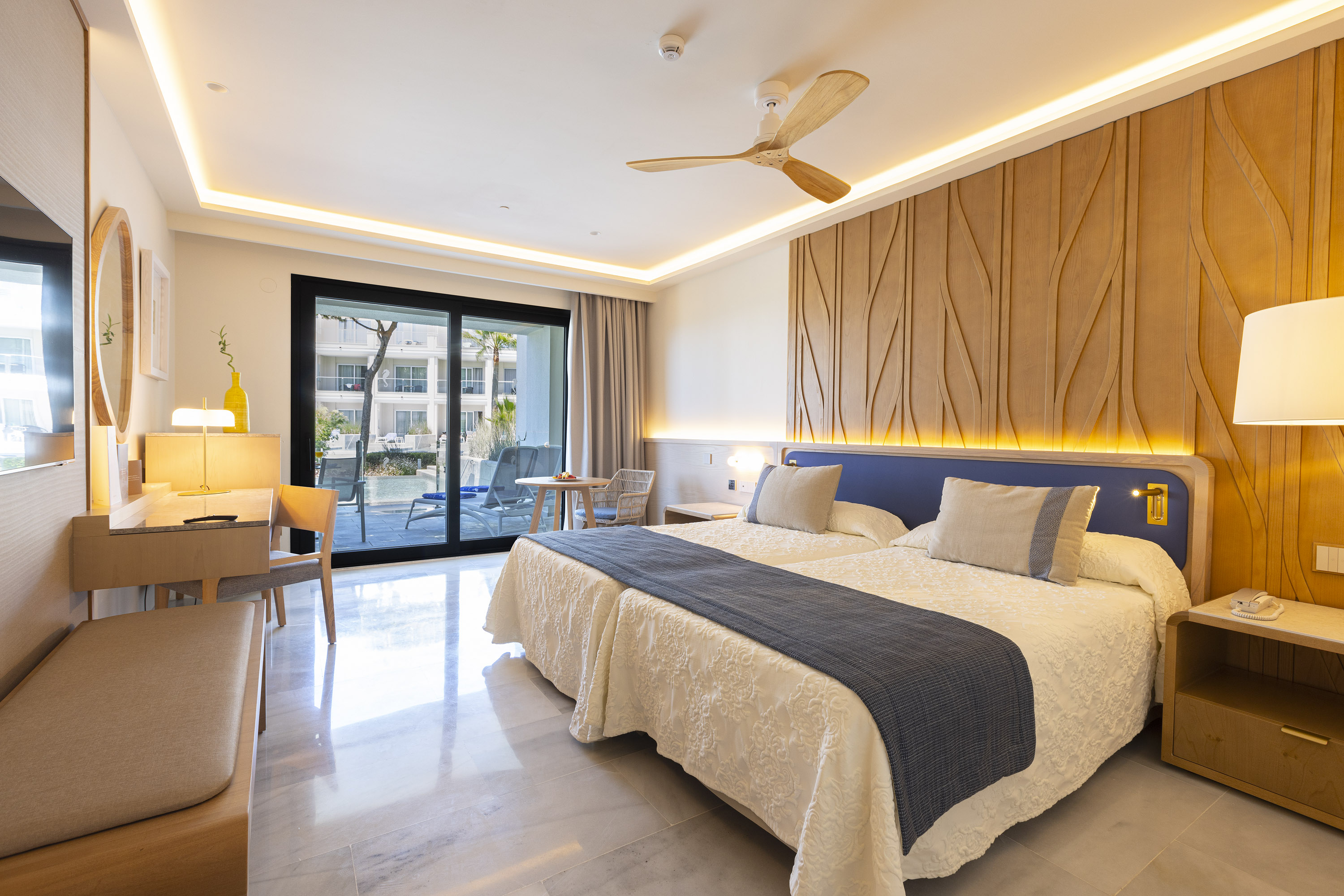 Swim Up, Double Bed