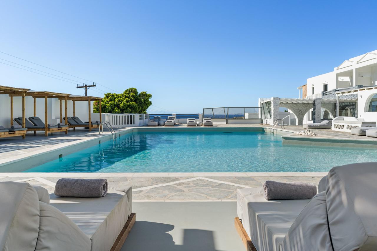 Mr & Mrs White Tinos 36/44