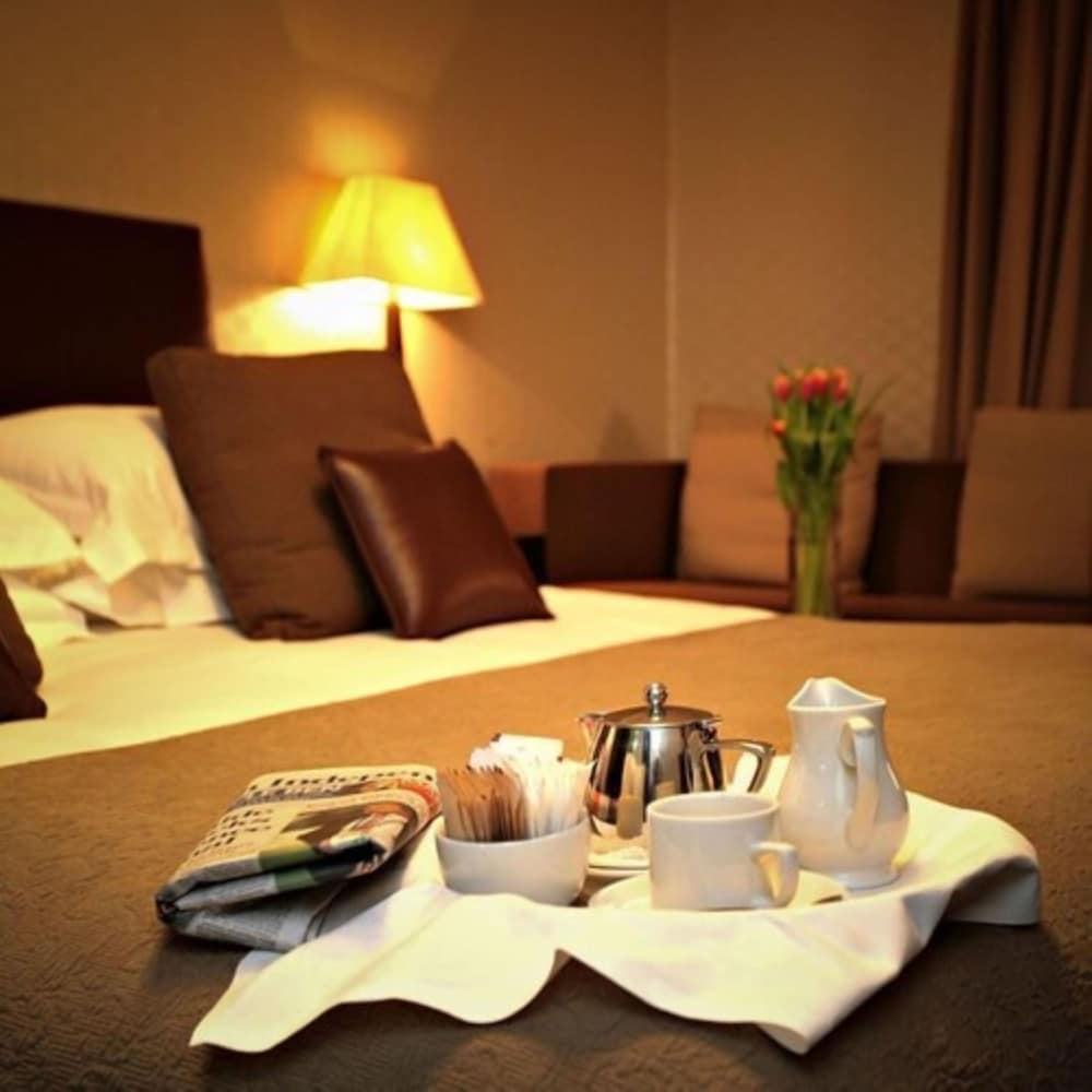 LANGTON HOUSE HOTEL 18/19