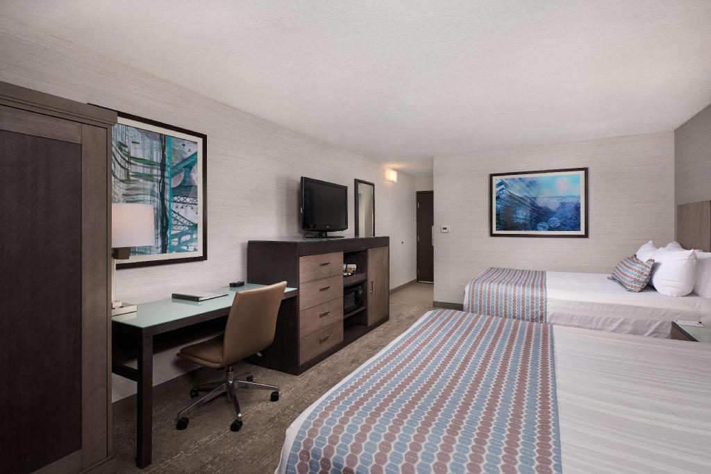Room, 2 Queen Beds, with View, Bathtub, Accessible