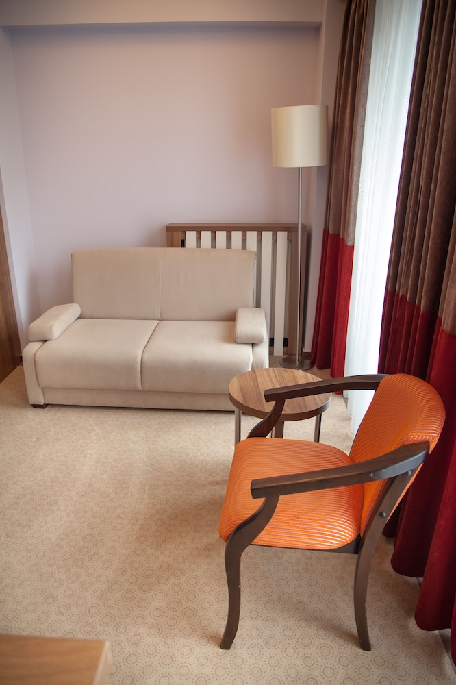 Ambasador Hotel 64/76