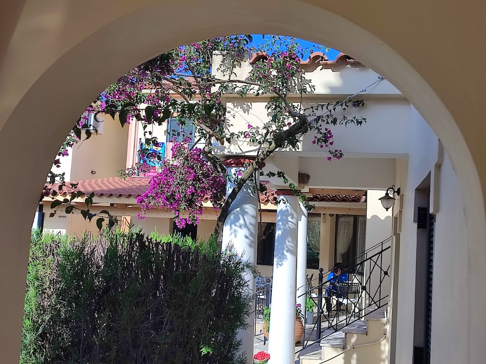 Elanthi Village Hotel 16/85
