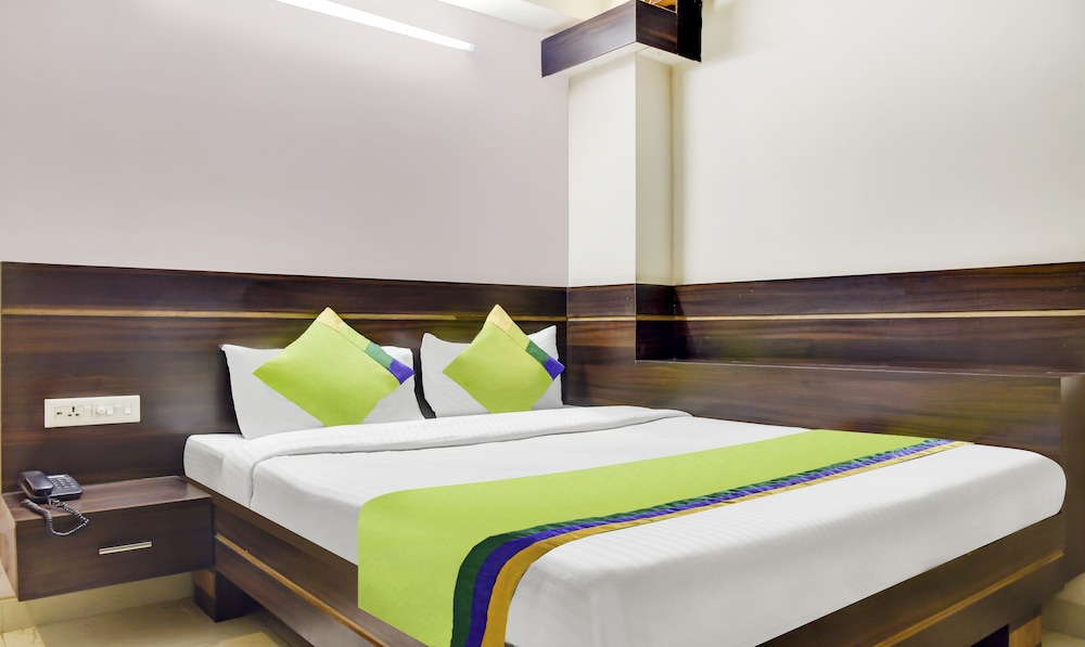 Oyo Rooms Sargam Cinemas 13/50