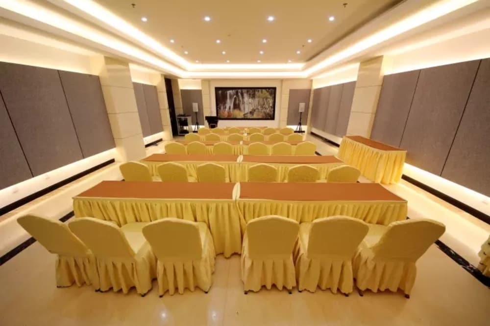 JUNYU GRAND HOTEL 30/33