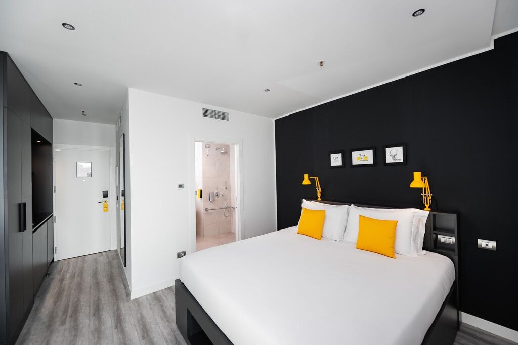 STUDIO, APARTMENT, KING BED, ACCESSIBLE