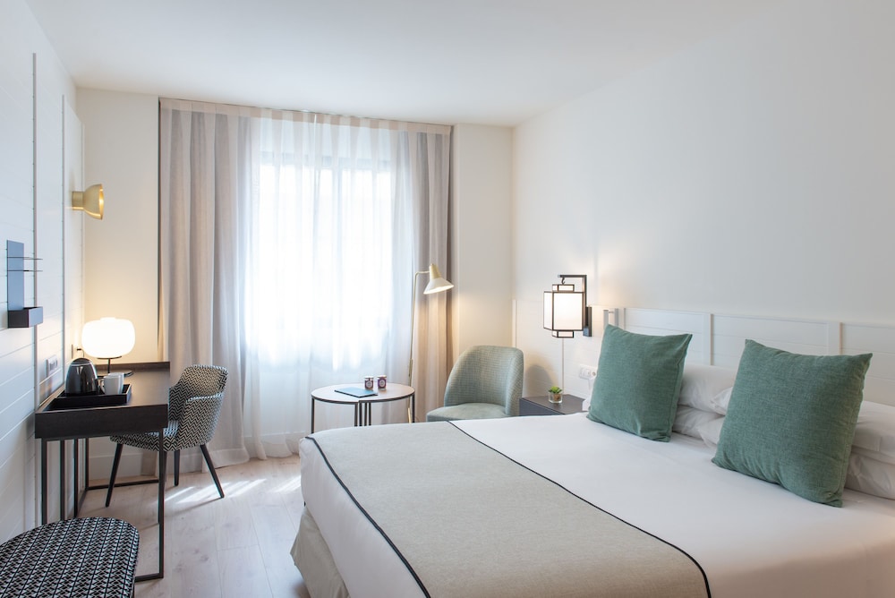 URBAN, STANDARD, WITH EXTRA BED