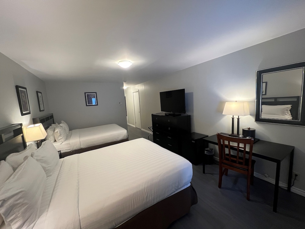 Room, 2 Queen Beds, Pet Friendly, Hill Side