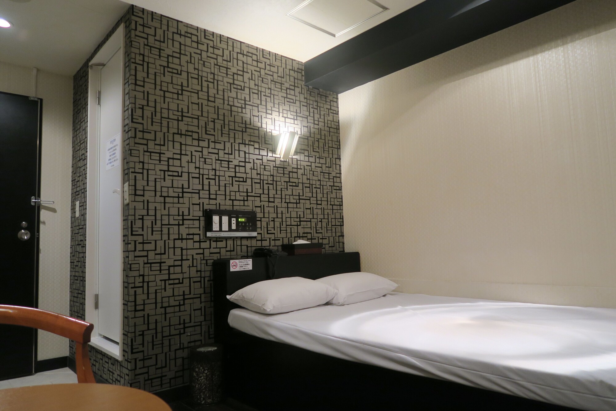ROOM, SINGLE