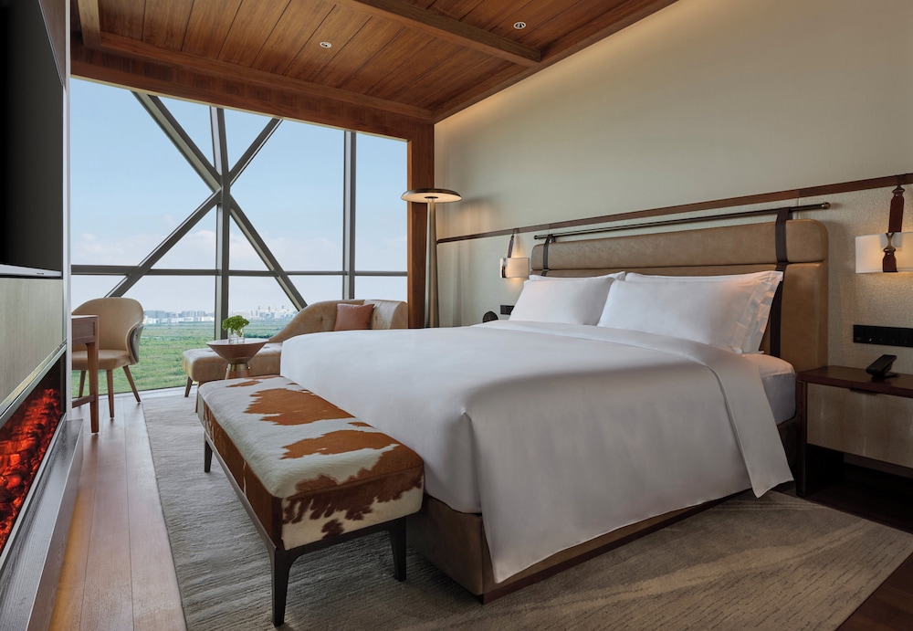 Concierge, 2 Bedrooms, Suite, King and Twin Beds، Vignette Collection Shanghai Snow World Hotel by IHG 2/4