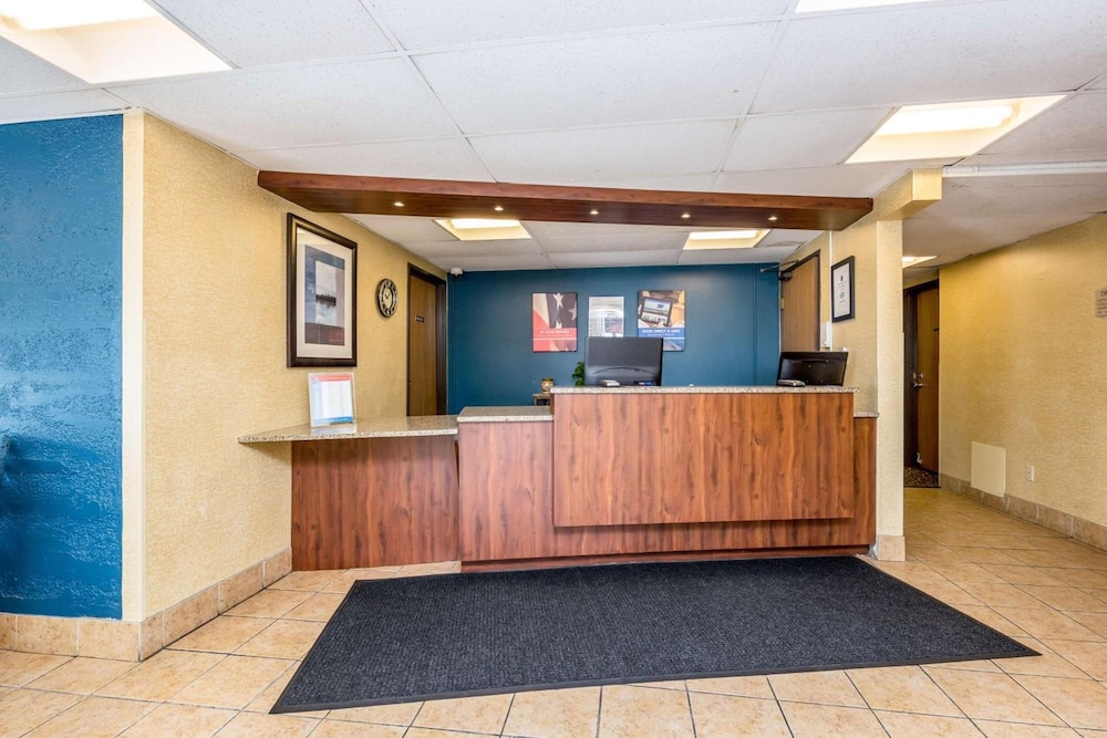Lobby at Motel6 Cedar Rapids, IA - Airport, CEDAR RAPIDS - IA