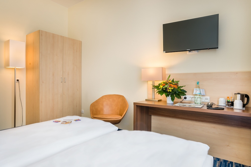 Standard, Single, Double Bed, Hotel Mariella Airport 3/5
