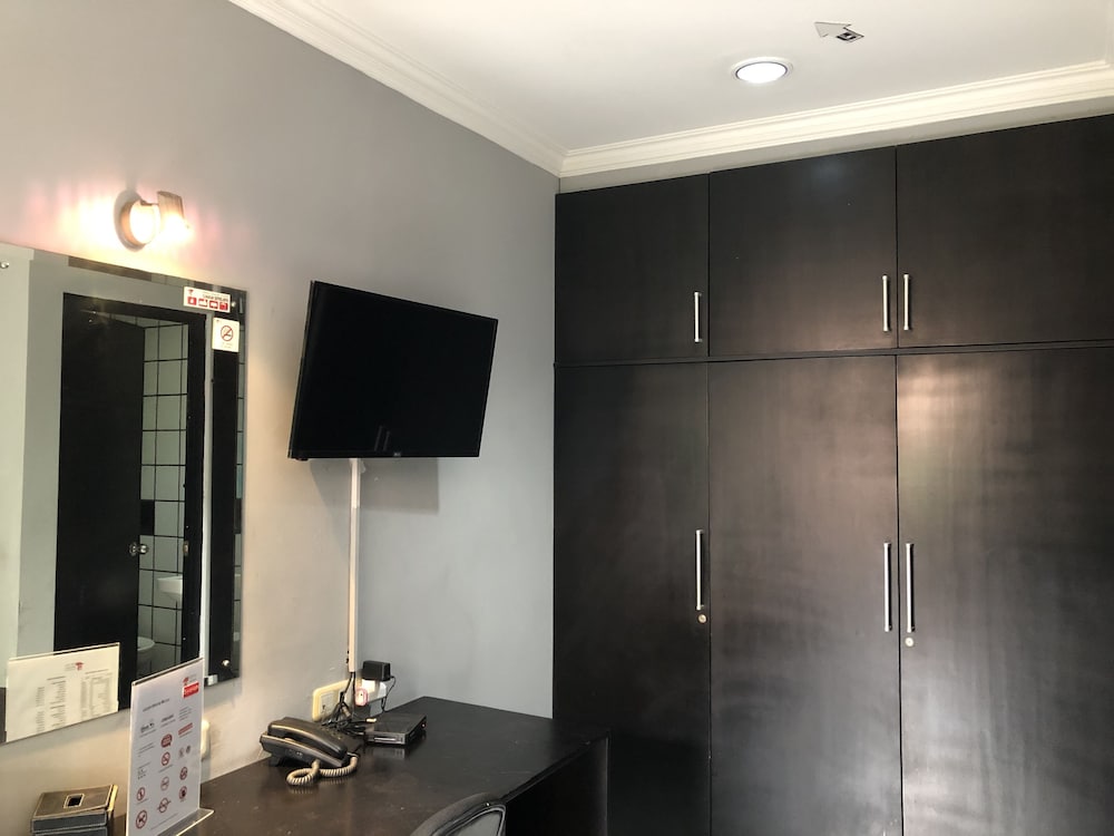 Reddoorz Plus Near Rs Fatmawati 2 23/28