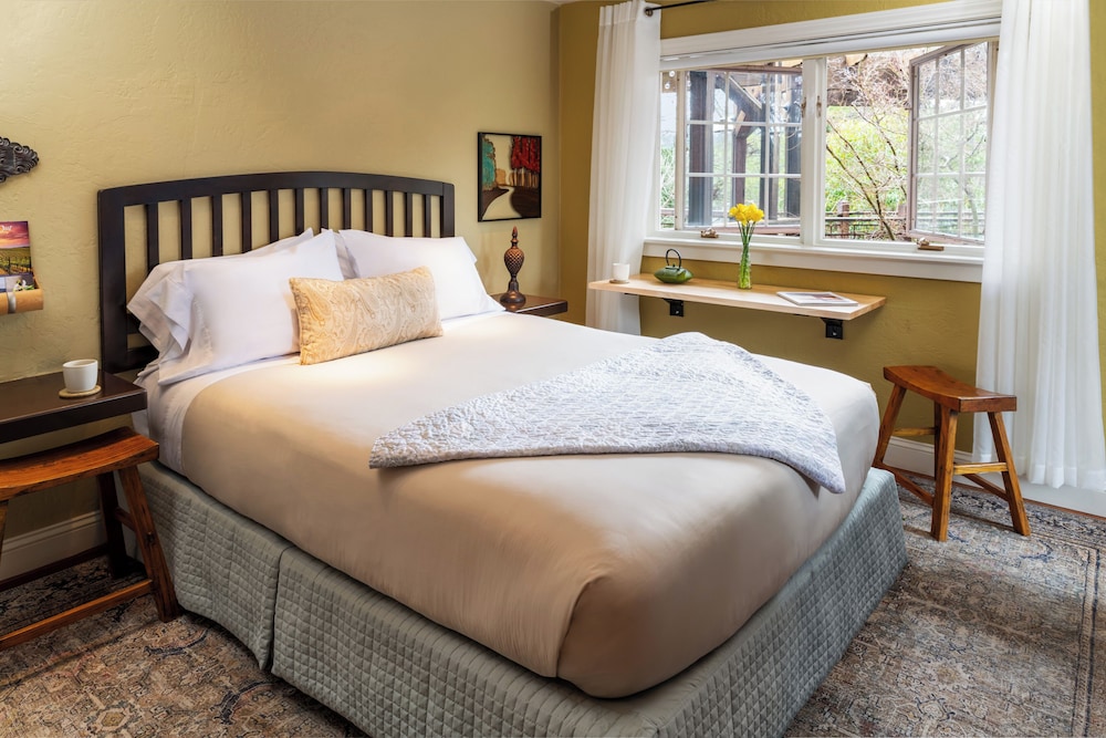 Oak, Queen Bed, Private Bathroom, Accessible