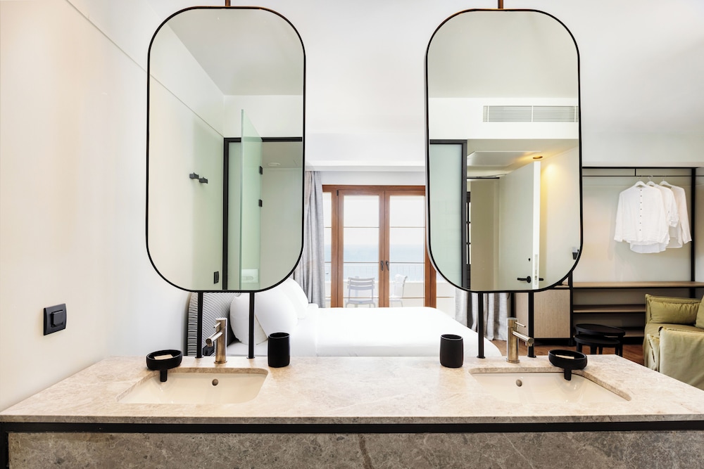 Lithos Hotel 43/46