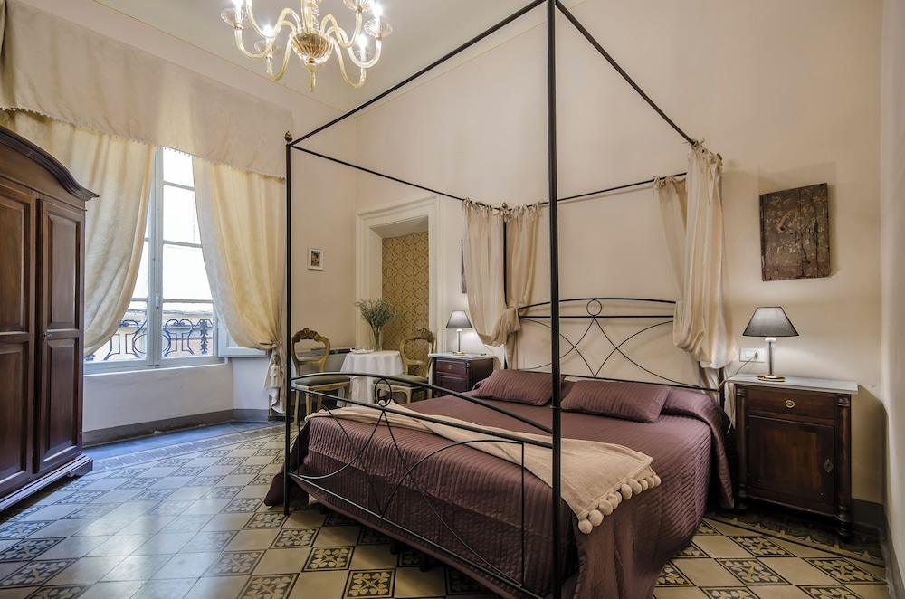 B And B La Boheme 8/41