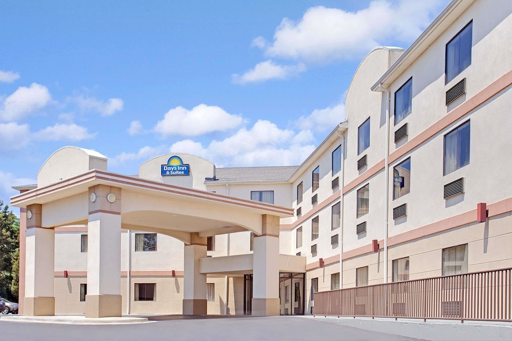 Days Inn & Suites by Wyndham Laurel Near Fort Meade 34/37
