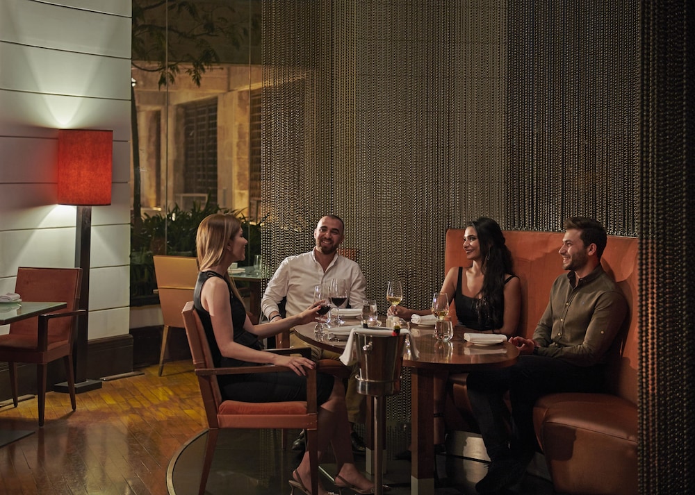 Grand Hyatt 61/76
