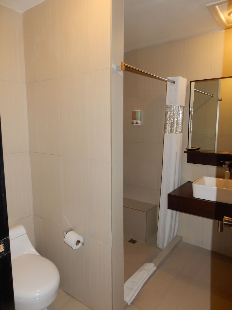 Voco Surfside Aruba by IHG 17/90