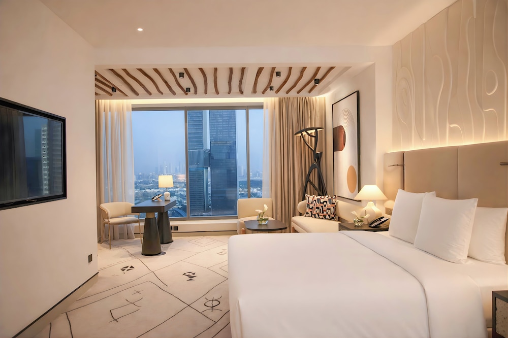 SKYLINE, GRAND, KING BED