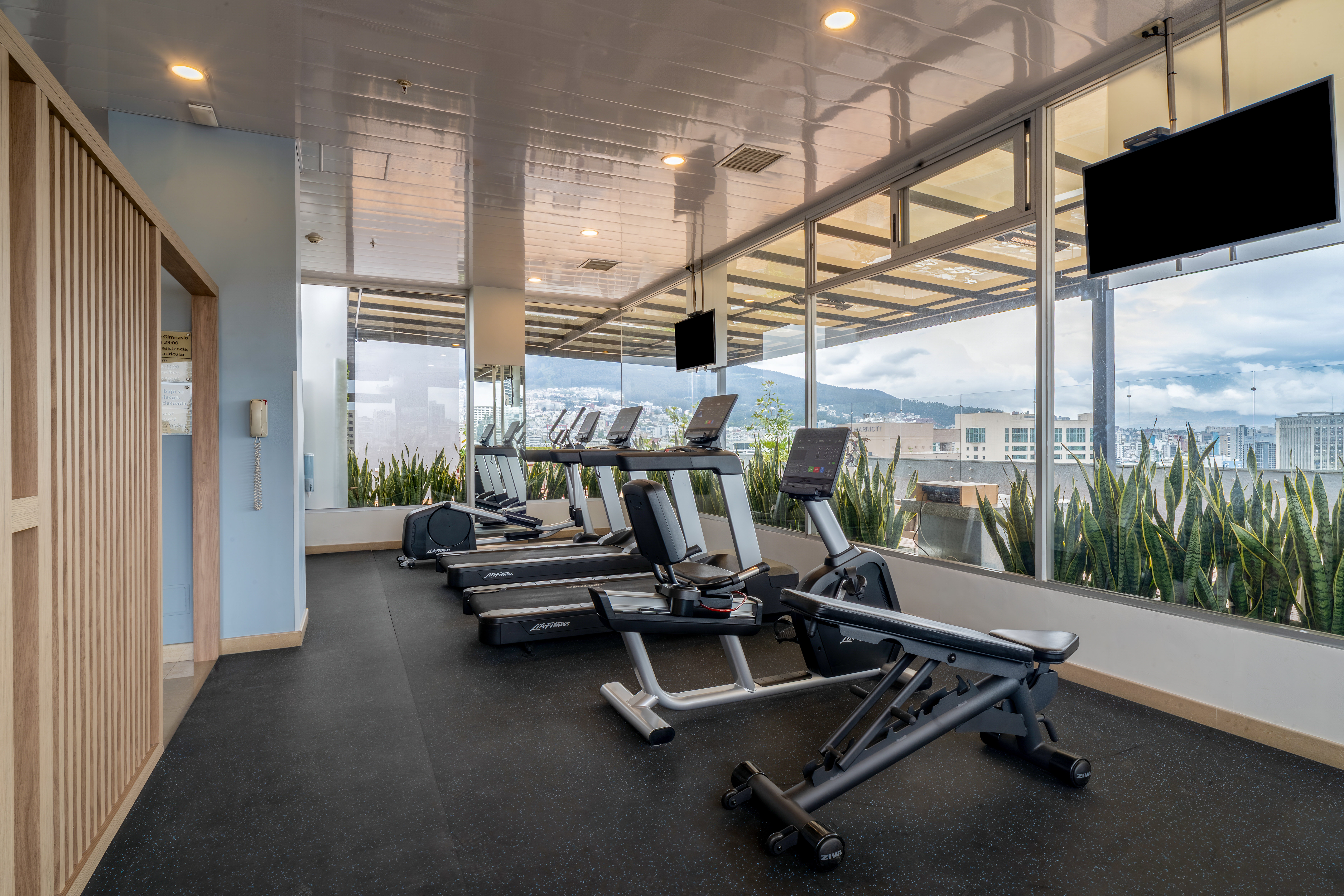 HOLIDAY INN EXPRESS QUITO 28/66