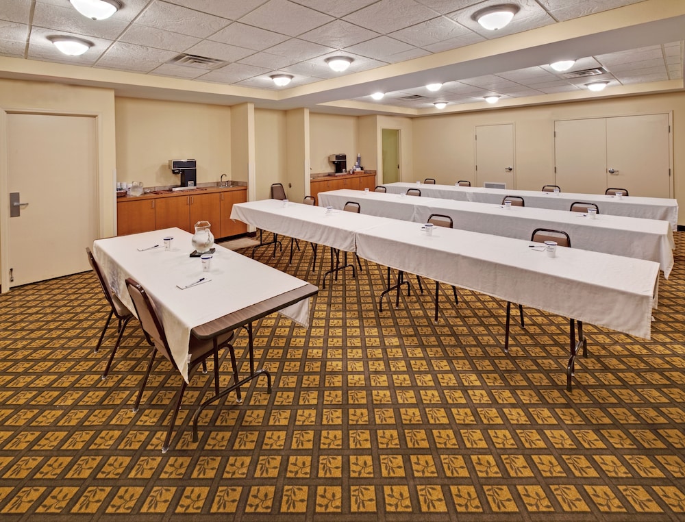Candlewood Suites Omaha Airport 23/26