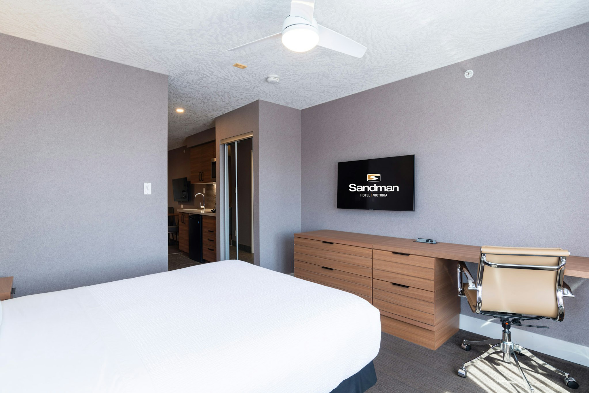 جناح بسرير كوين مع أريكة بمطبخ صغير، Sandman Hotel Victoria 3/5