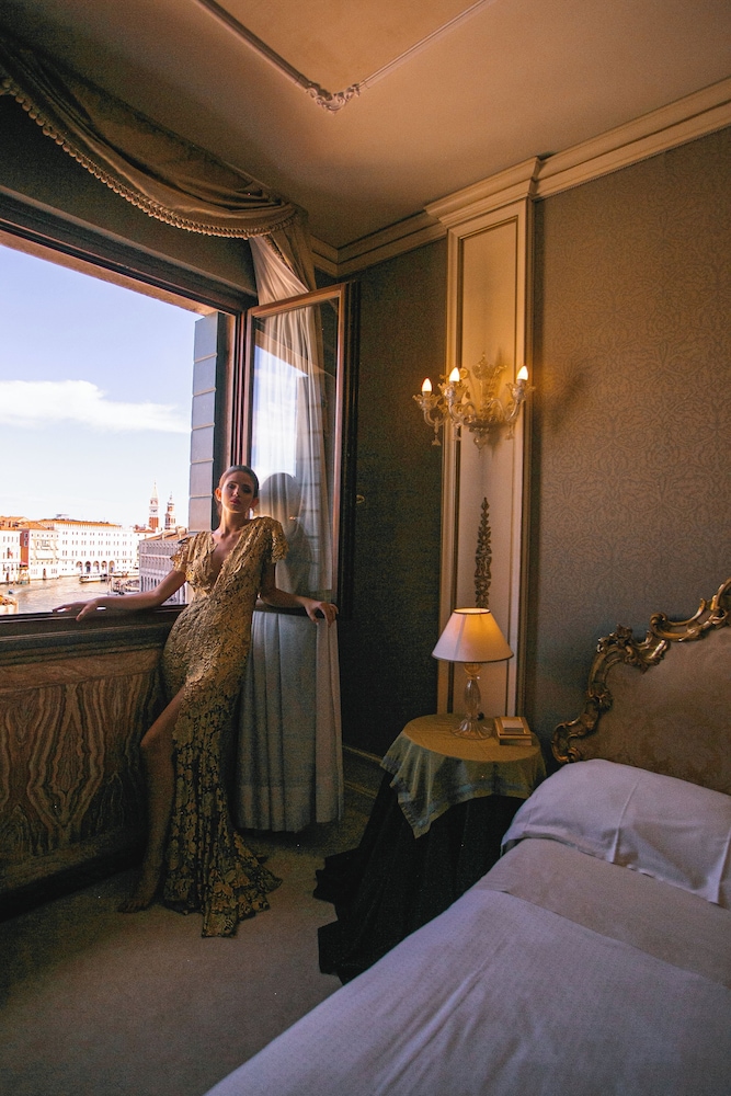 Deluxe, Suite, Grand Canal View, Side