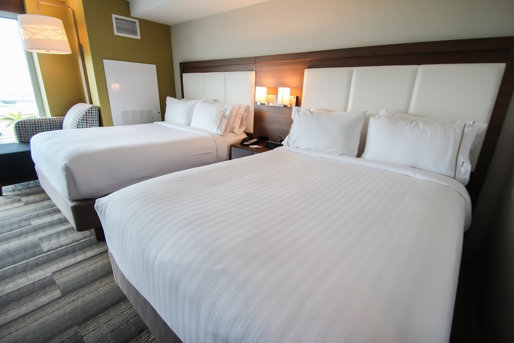 Holiday Inn Express & Suites Miami Airport East 16/69