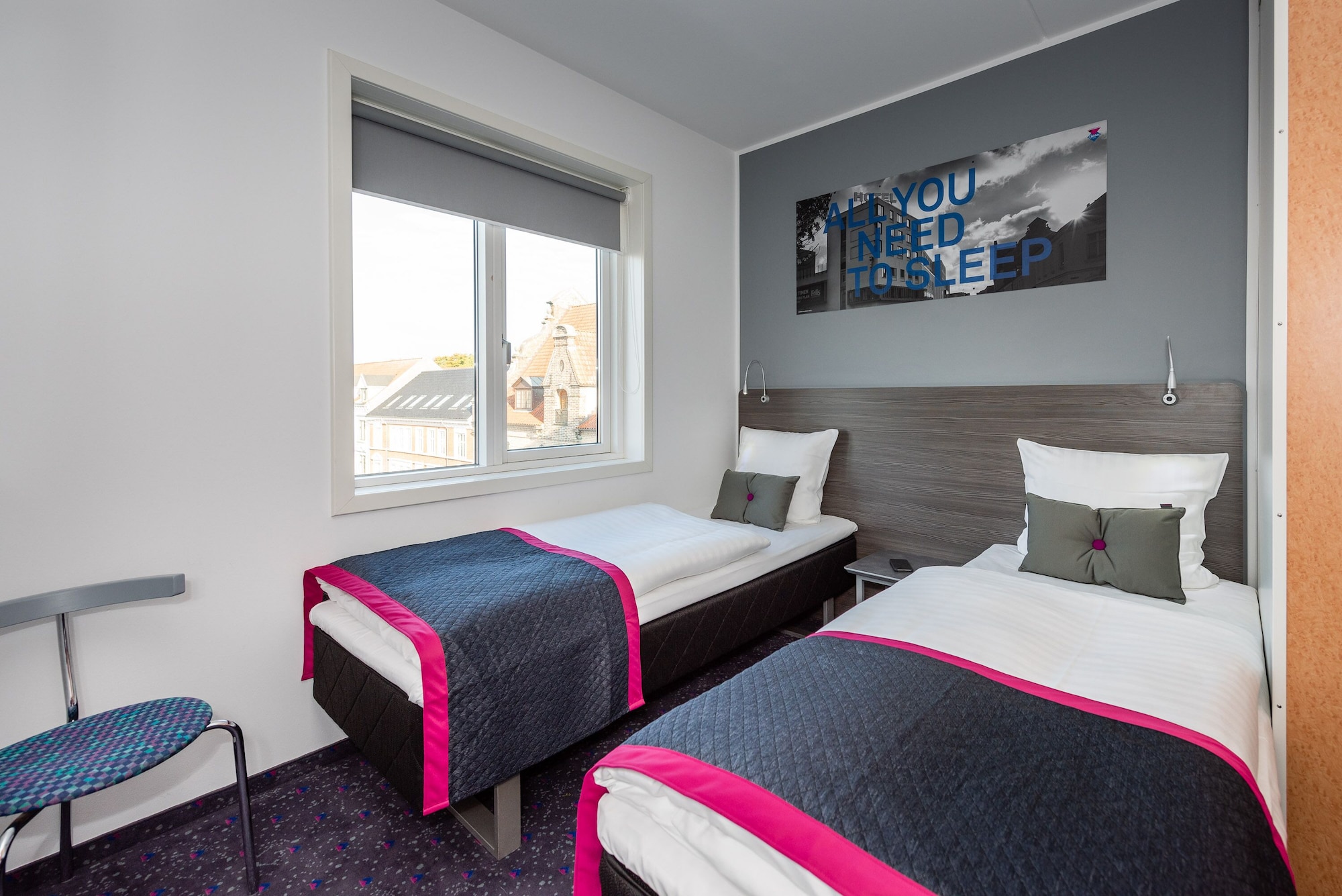 Commodore room twin beds