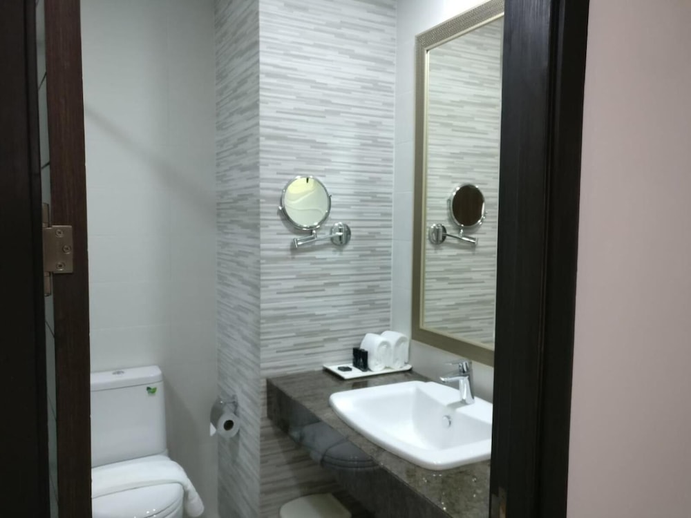 Mac Boutique Suites 67/69
