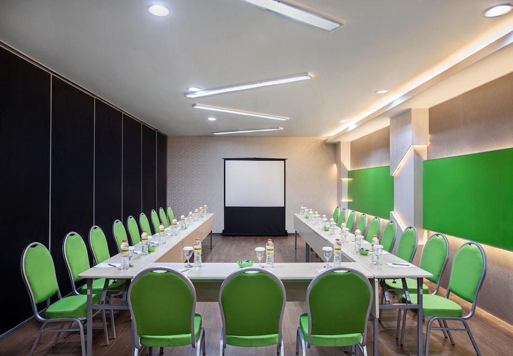 Maxonehotels at Tidar Surabaya 25/30