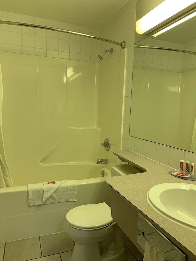 Econo Lodge Inn and Suites Lethbridge - Henderson Lake 11/29