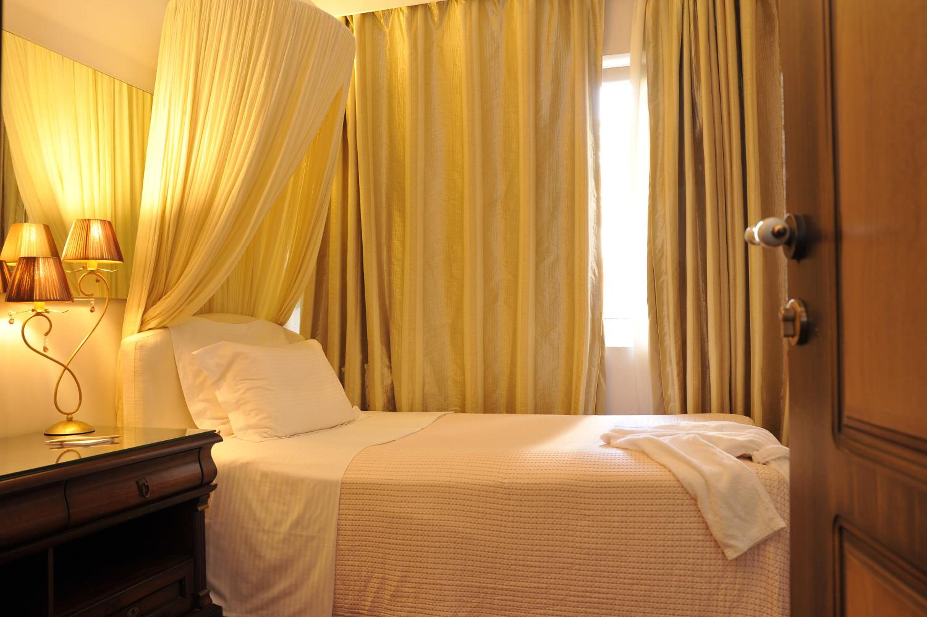 ROOM, SINGLE
