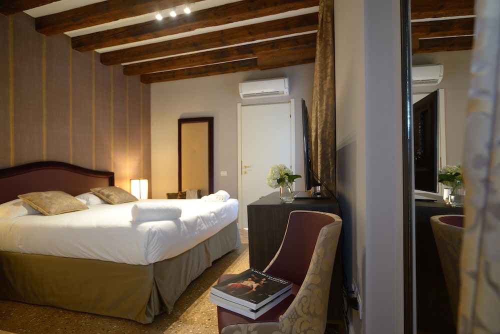 ROOM, DOUBLE OR TWIN BED