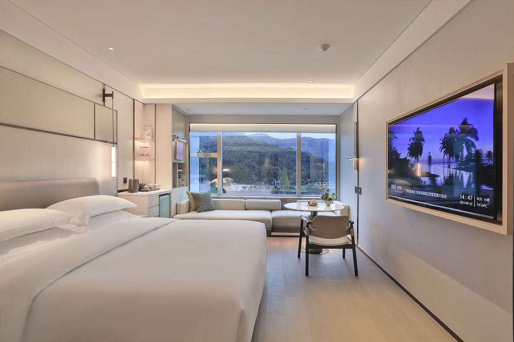 Business, Queen Bed