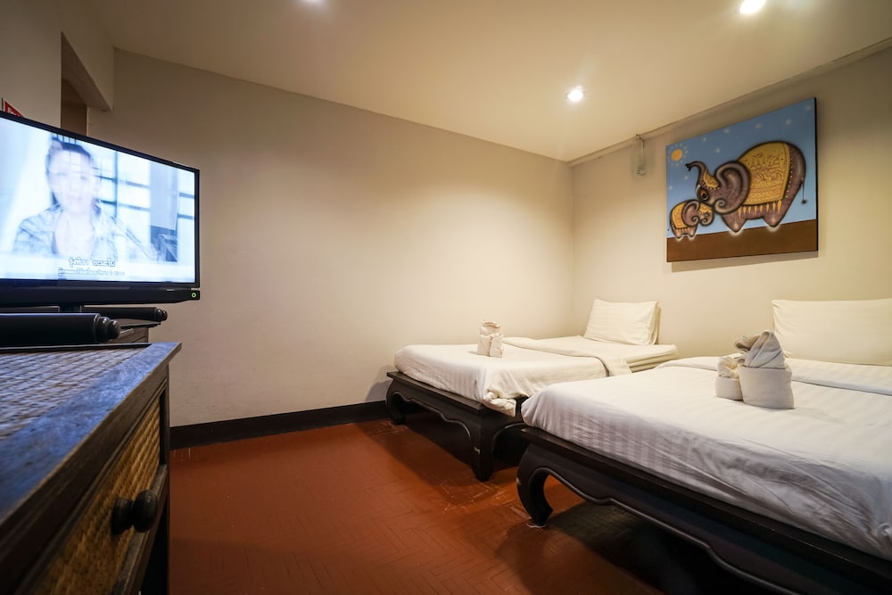 STANDARD, DOUBLE OR TWIN BED, PRIVATE BATHROOM