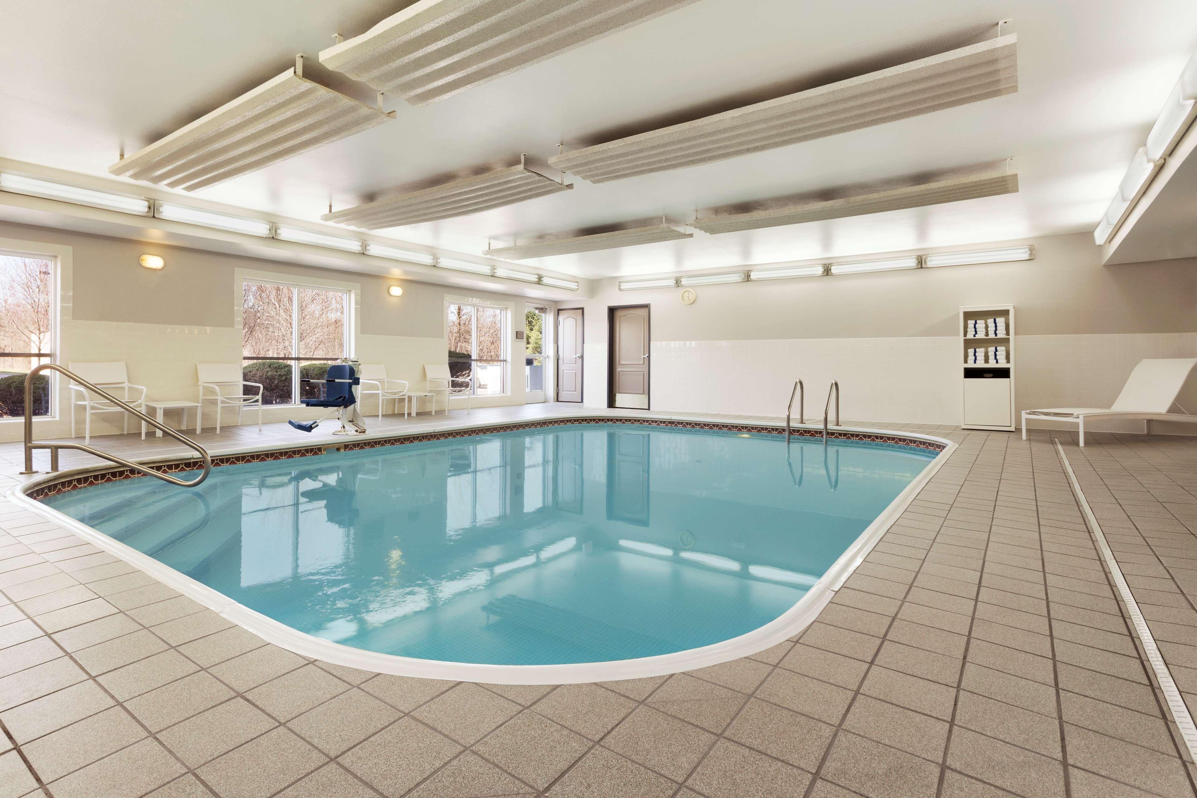 Country Inn & Suites by Radisson, Columbus Airport, OH 16/34