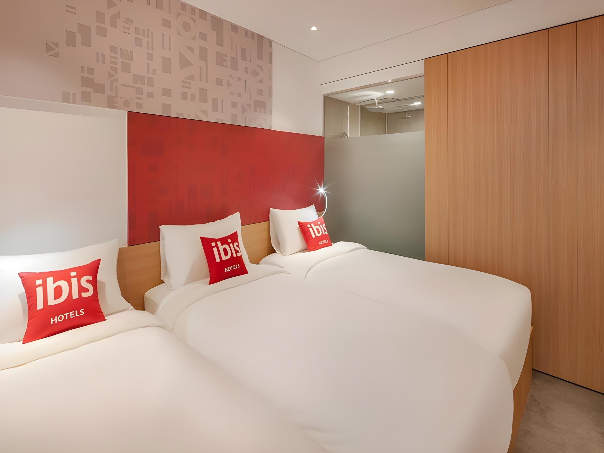 Friend and Family Triple with 3 Single Beds