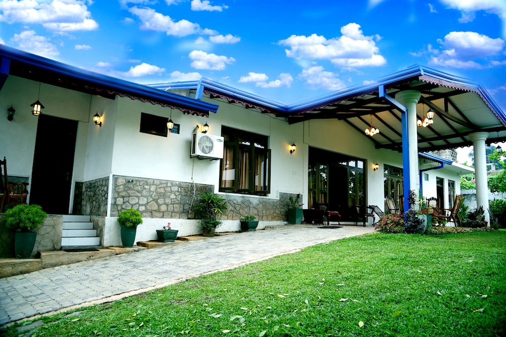 Moon Hills Hotel 40/50