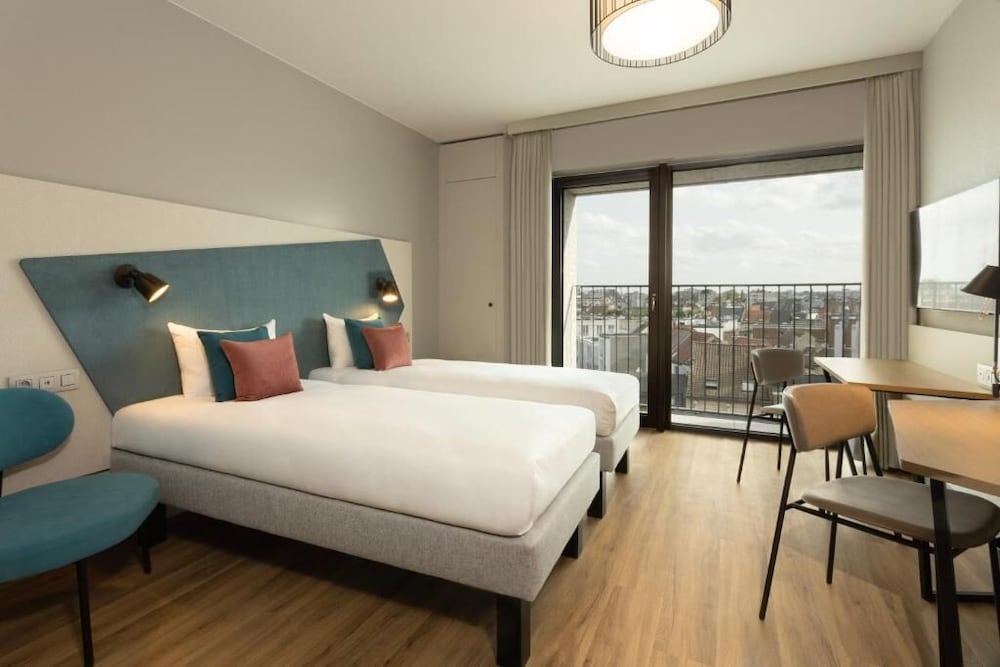 STUDIO, TWIN BEDS