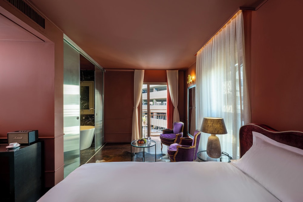 DELUXE, KING BED, CITY VIEW